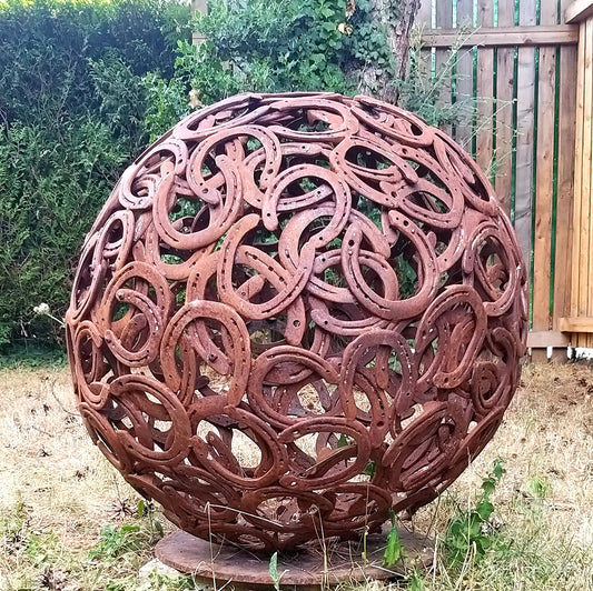 Sphère en métal upcyclée - une œuvre d'art éco-responsable pour votre jardin ou votre intérieur